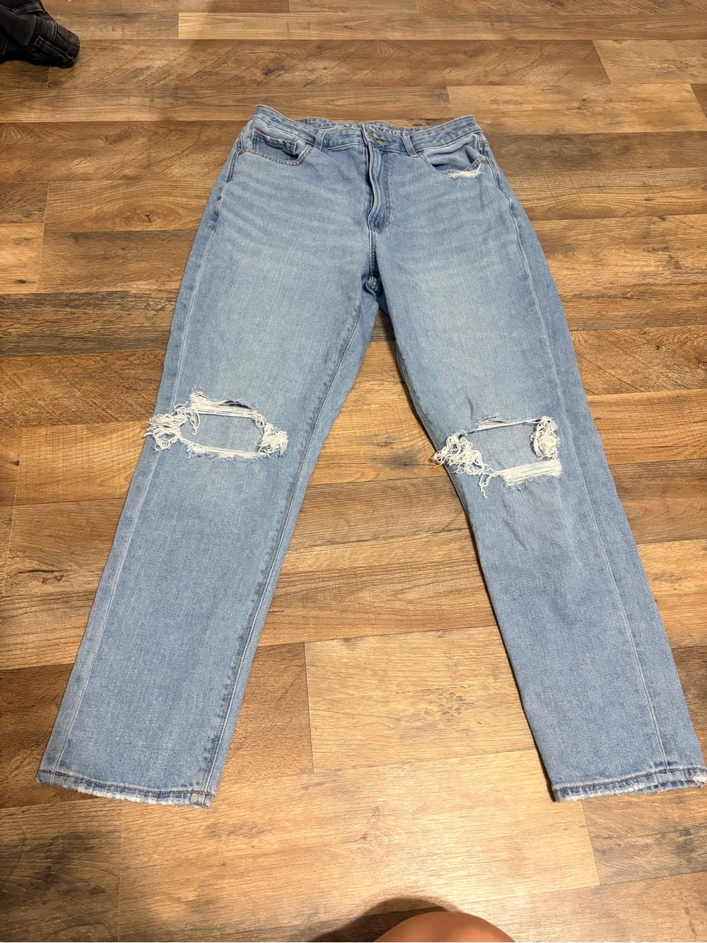 American Eagle Mom Jeans Size 8 Regular Light Wash Distressed Ripped Knee Denim